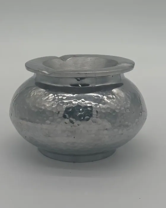 Cendriers en aluminium — Finition frappée